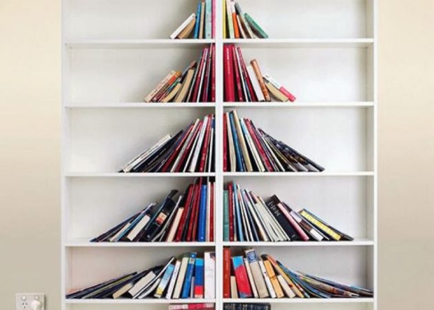 Как украсить дом к Новому году: ёлка из книг