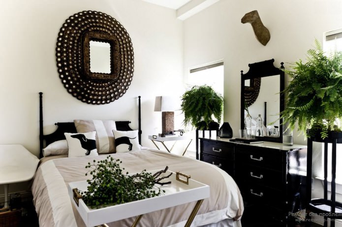 черно-белый интерьер спальни с добавлением зеленого цвета