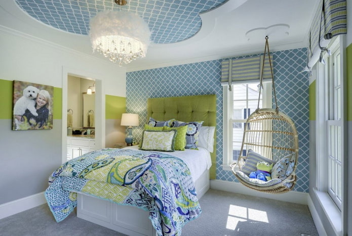 Зелено-голубой интерьер детской спальни с подвесным креслом