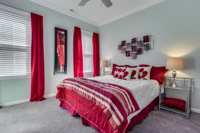 красный текстиль в спальне