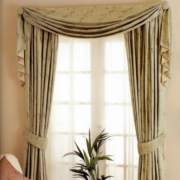 Простой ламбрекен на узком окне Простой ламбрекен на узком окне