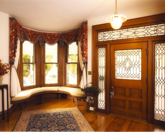 ламбрекены на эркерных окнах в интерьере ламбрекены на эркерных окнах в интерьере