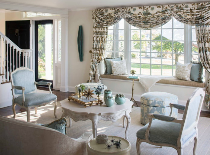 мягкий ламбрекен с цветами в гостиной мягкий ламбрекен с цветами в гостиной