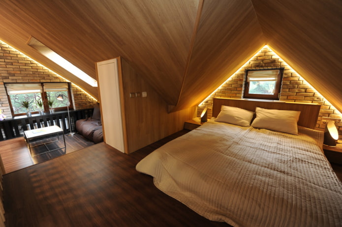 деревянное потолочное покрытие в спальне на мансарде