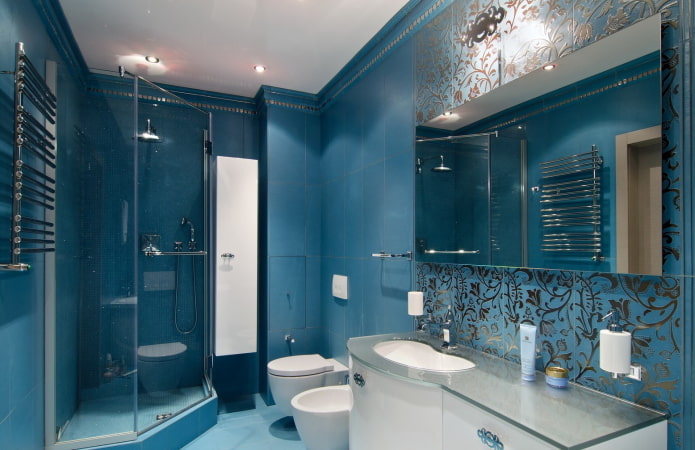 стены синего цвета в интерьере ванной