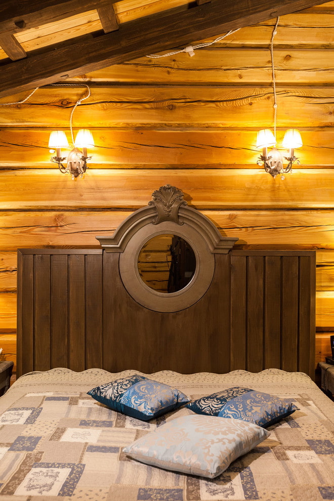 деревянная кровать с резными спинками в интерьере
