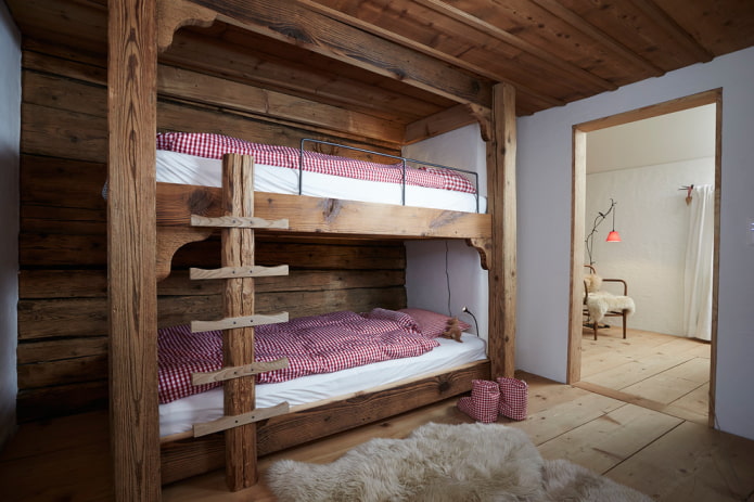 кровать из необработанного дерева в интерьере