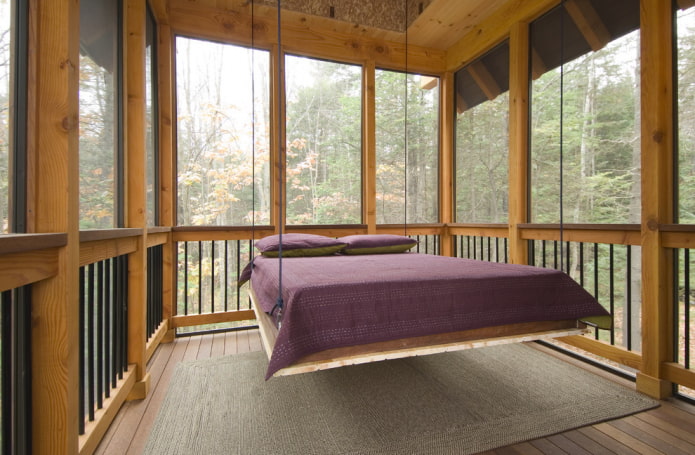 деревянная прямоугольная кровать в интерьере