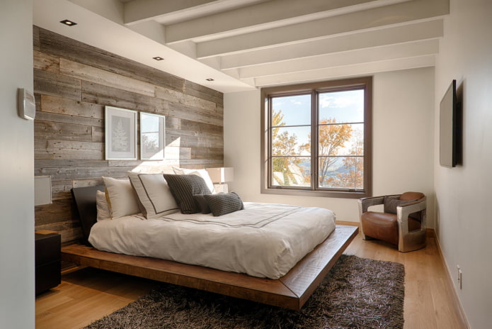 низкая деревянная кровать в интерьере