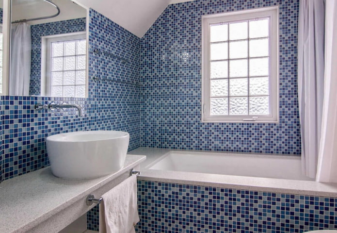 синяя мозаика в интерьере ванной