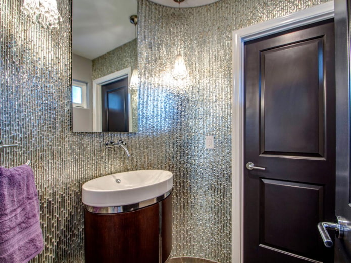 серебристая мозаика в интерьере ванной