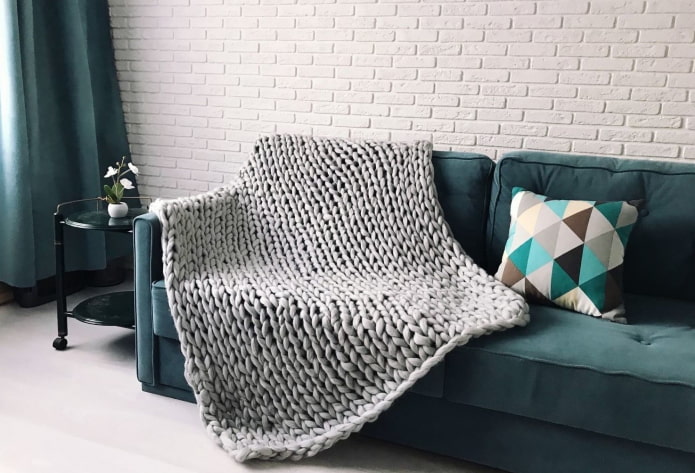 вязаное покрывало для дивана в интерьере