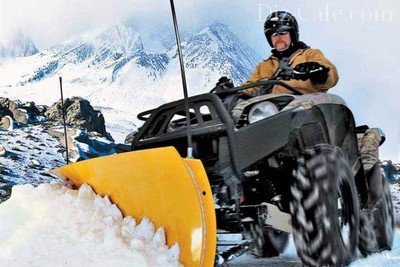 Квадроцикл с навесным снегоуборочным оборудованием