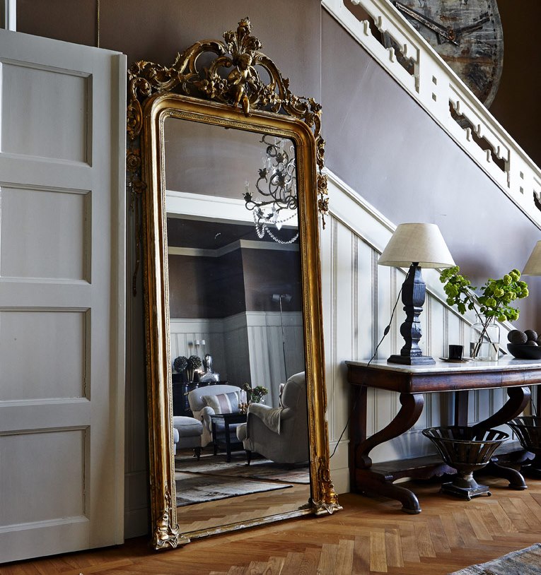 Шикарное зеркало в коридоре с лестницей