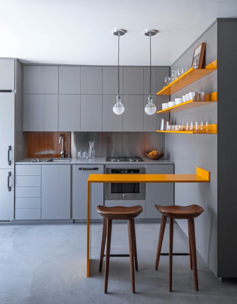 Оранжевая барная стойка в кухне с серой мебелью
