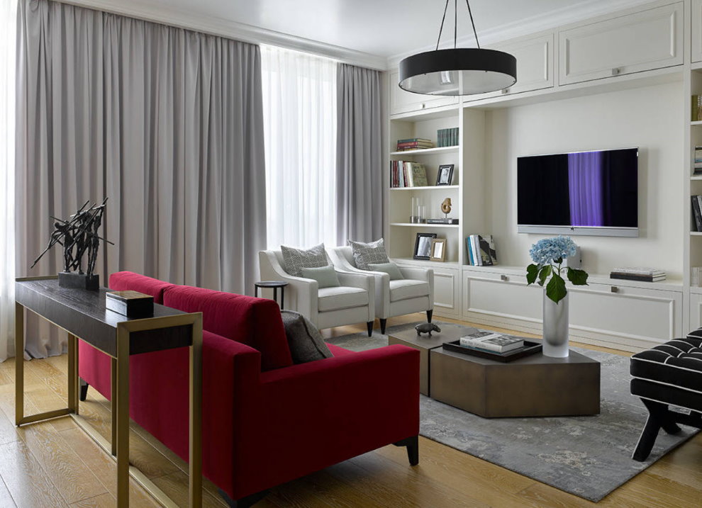 Бардовый диван в кухне-гостиной городской квартиры