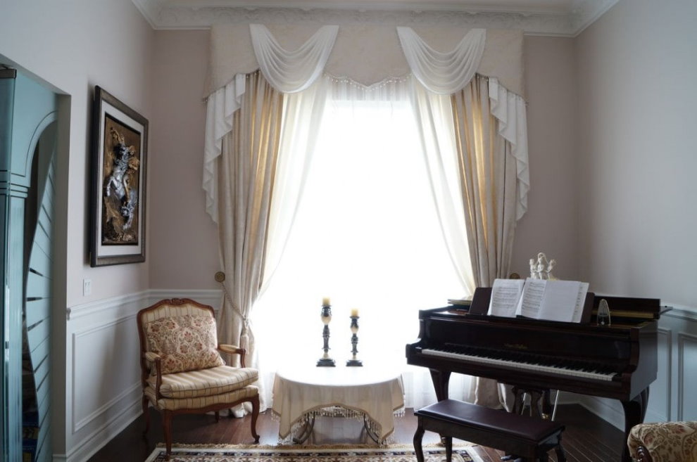 Сложный ламбрекен в комнате с роялем