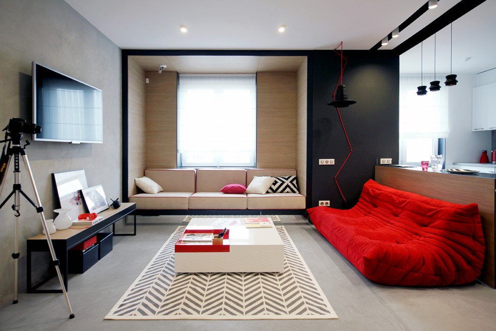 Красная мебель в зале городской квартиры