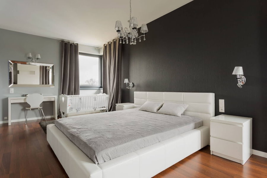 Покраска стен спальни в разные оттенки серого цвета