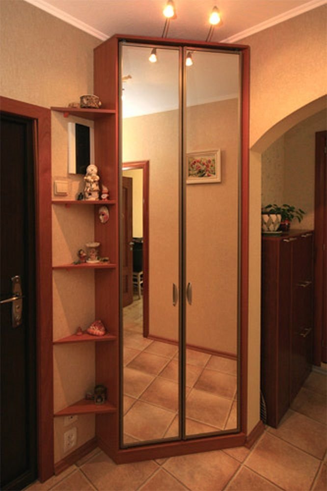 Угловой зеркальный шкаф в углу коридора
