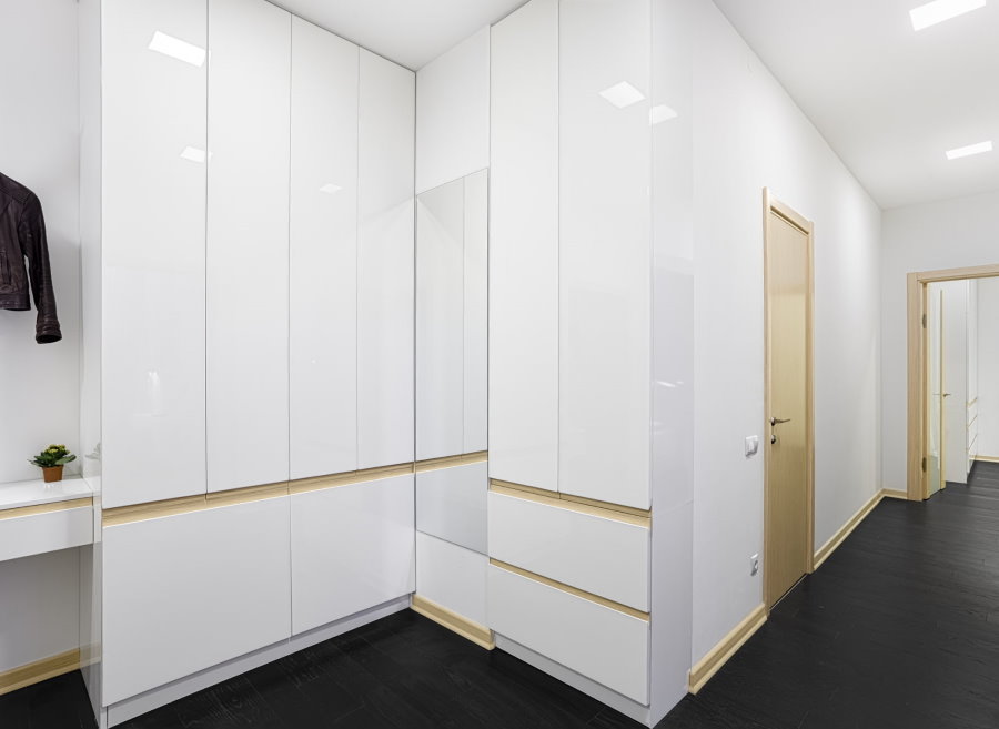 Белый встроенный шкаф в прихожей стиля хай-тек