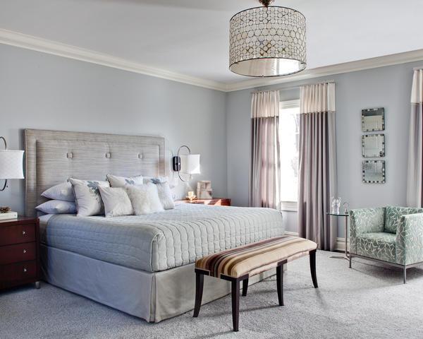 Если спальня небольшая, при оформлении рекомендуется применять белые оттенки, которые визуально увеличат помещение 