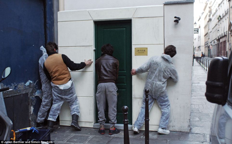 Vandalised: The façade, using the local architectural codes, occupying 10 cm of public space, is mounted and glued on in thirty minutes. Almost 4 years later, the address still exists. Regularly graffitied, it is cleaned out by the city service