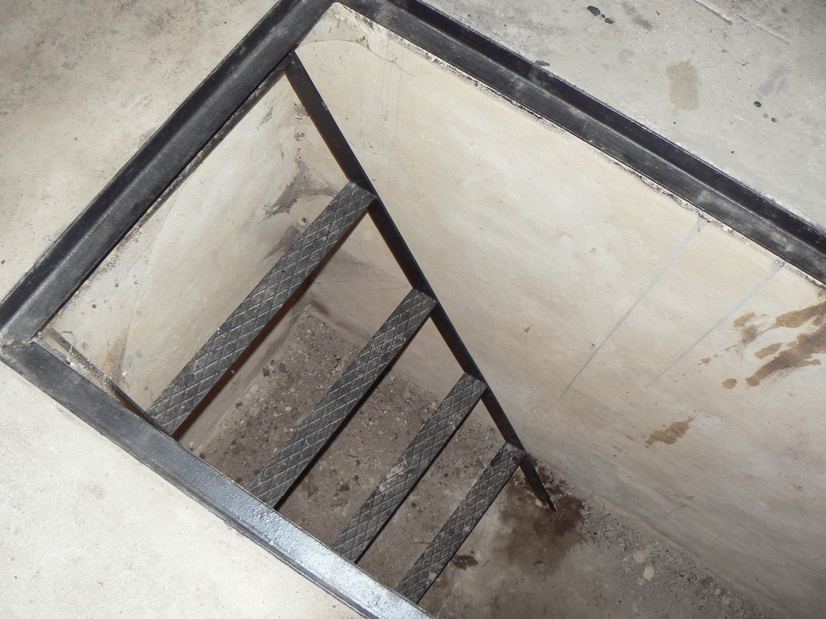 Сварная лестница в подвал из металла