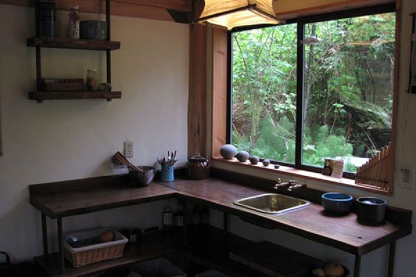 Кухня маленького лесного коттеджа в Японии
