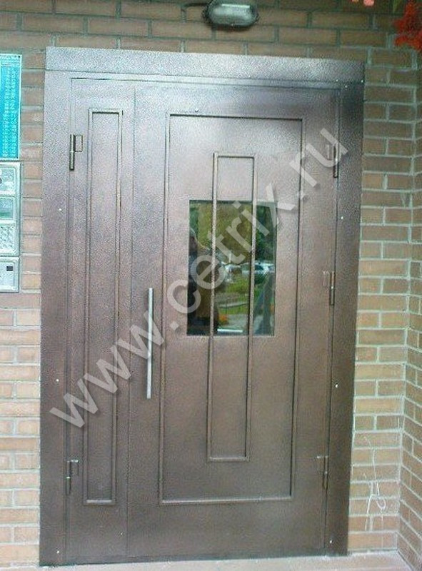 Подъездная дверь стекло. Подъездные двери со стеклом PDM-015. Дверь входная металлическая со стеклом. Входные подъездные двери. Металлическая дверь в подъезд.