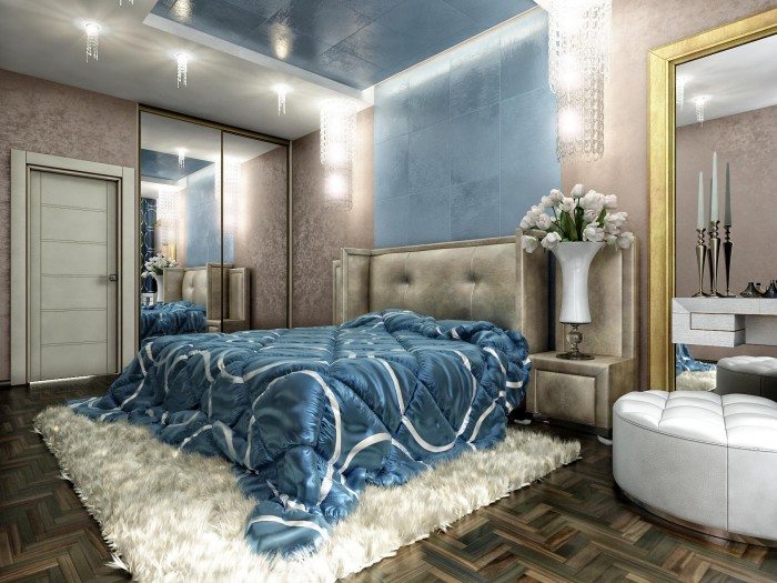 Интересное расположение зеркал и декоративных элементов на стене спальни