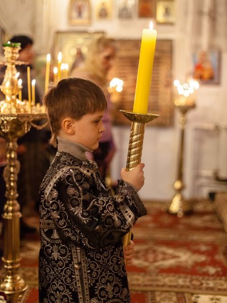 Алтарник с дьяконской свечой