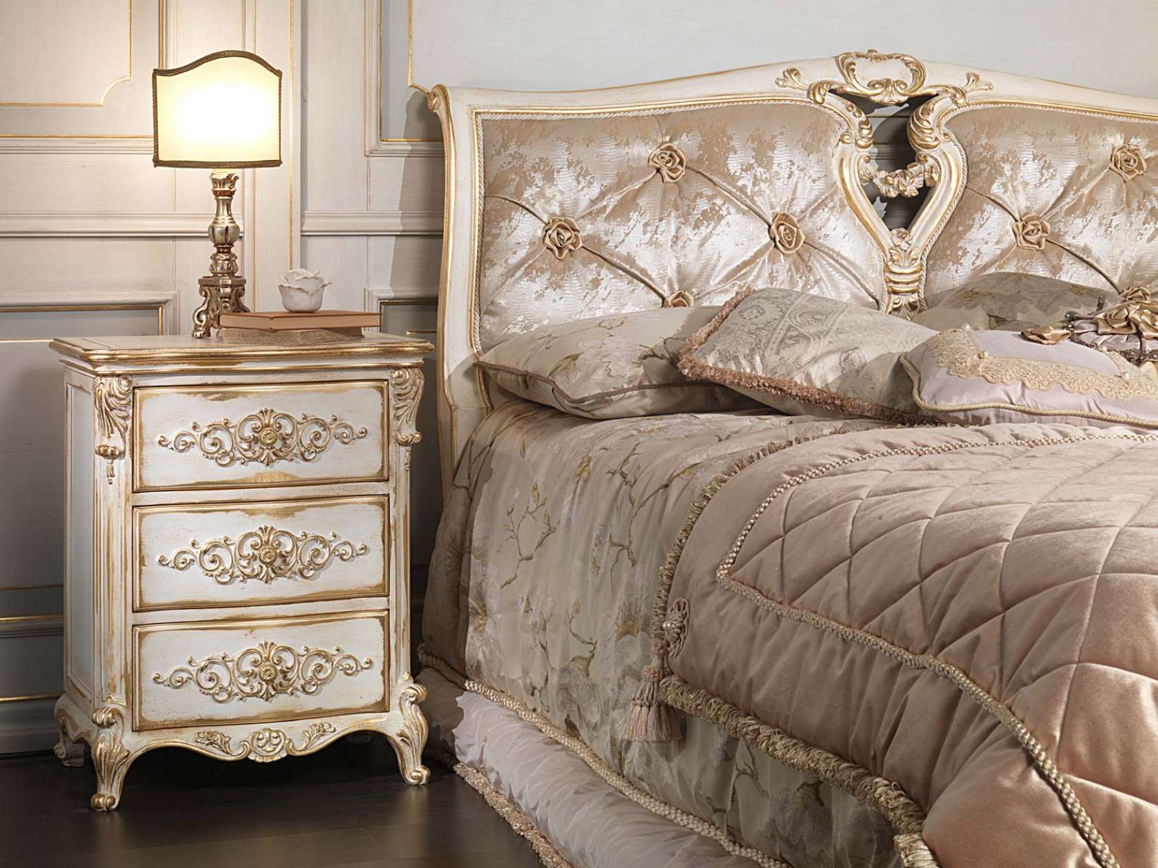 Роскошная классическая спальня