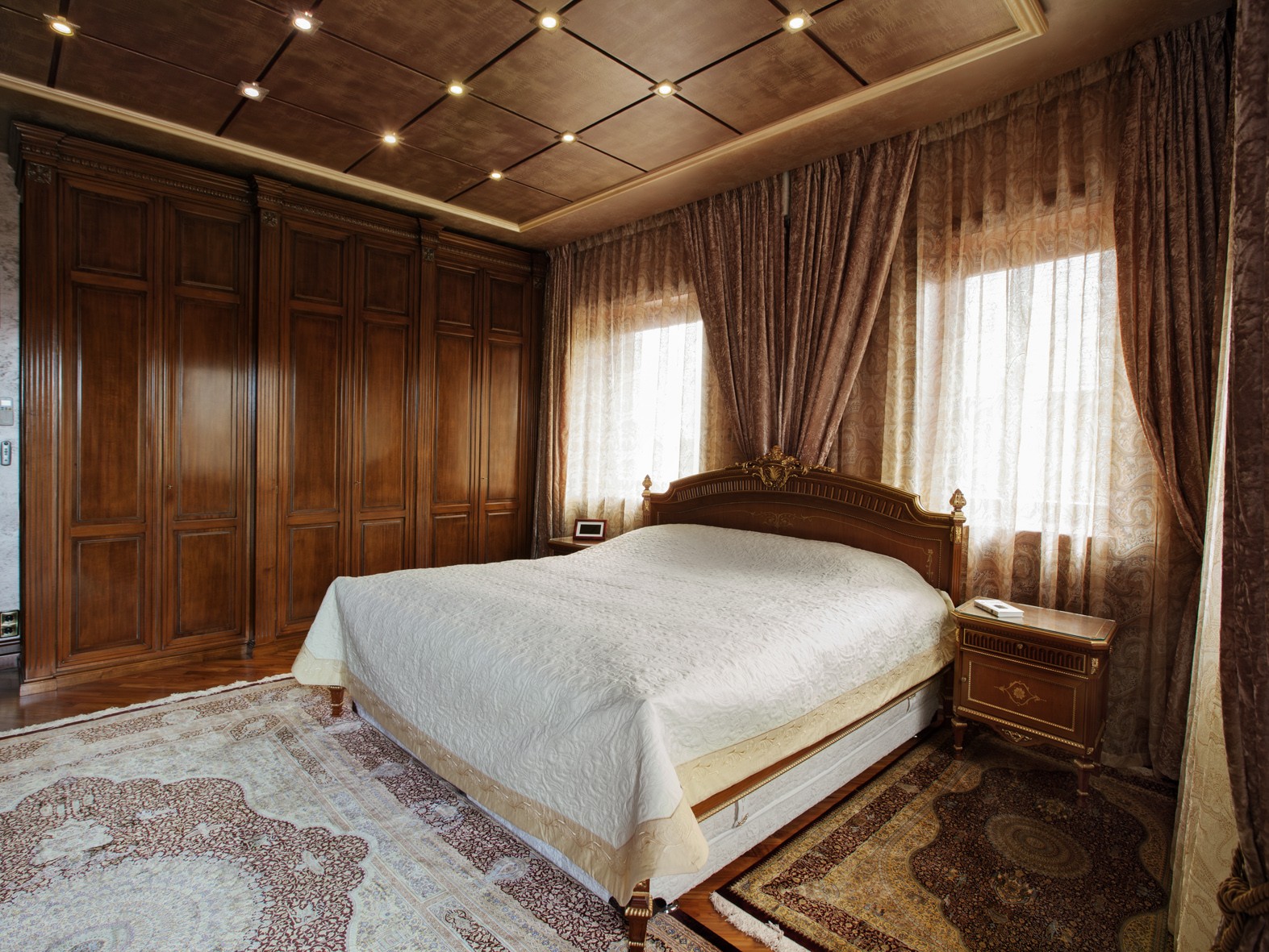 Коричнево-бежевая спальня в классическом стиле