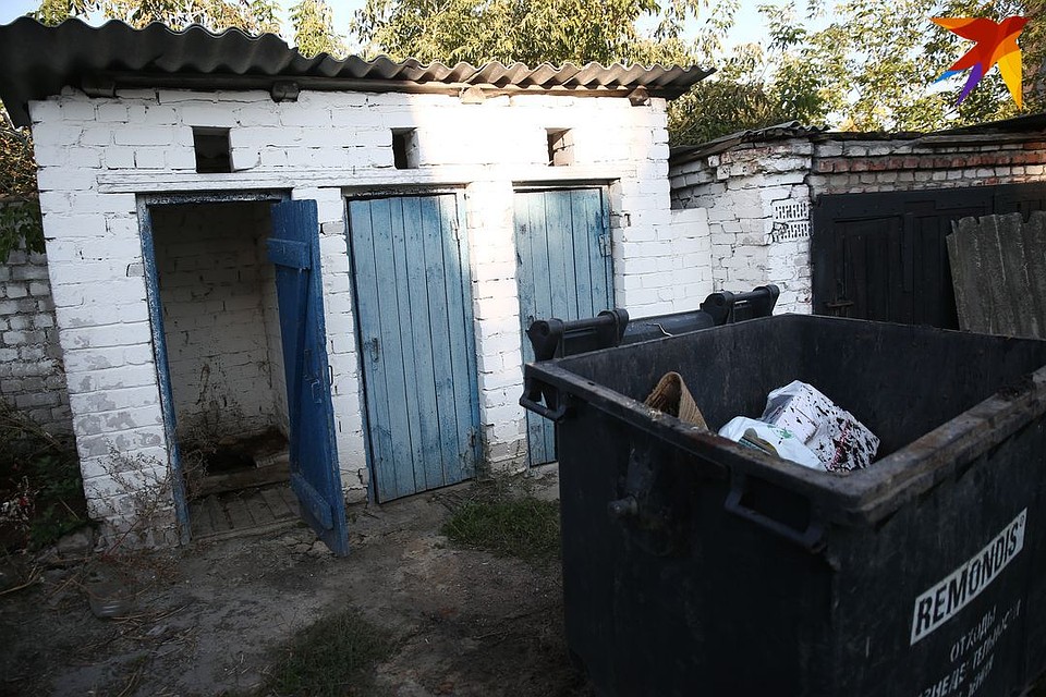 В такой туалет приходится ходить тем, у кого в доме нет канализации. Фото: Павел МАРТИНЧИК