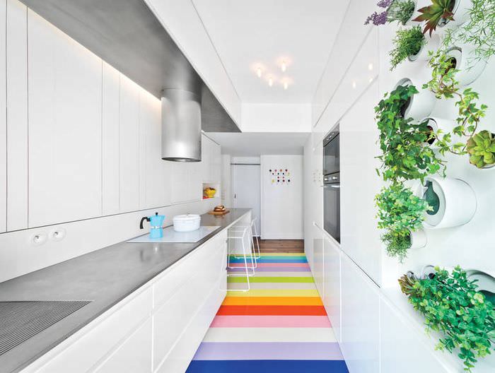 Полосатый цветной пол на кухне вытянутой формы