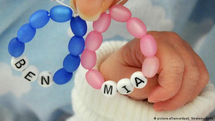 Baby hand with bracelets with names Ben and Mia (picture-alliance/dpa/J. Stratenschulte)